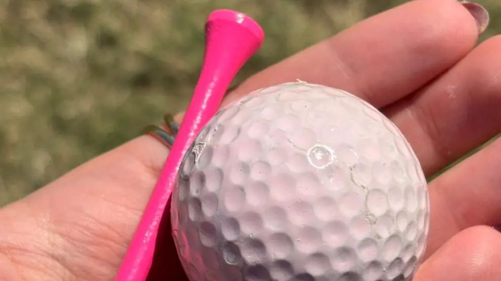 Una de las bolas rosas que estos días salen de la máquina de Arcosur Golf.