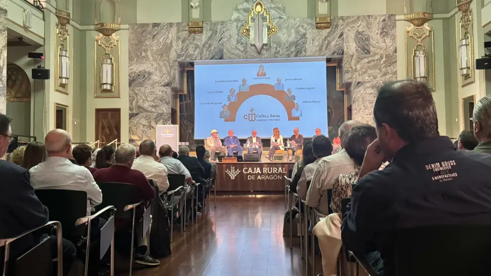 La presentación del libro se llevó a cabo en la sede de Caja Rural de Aragón.