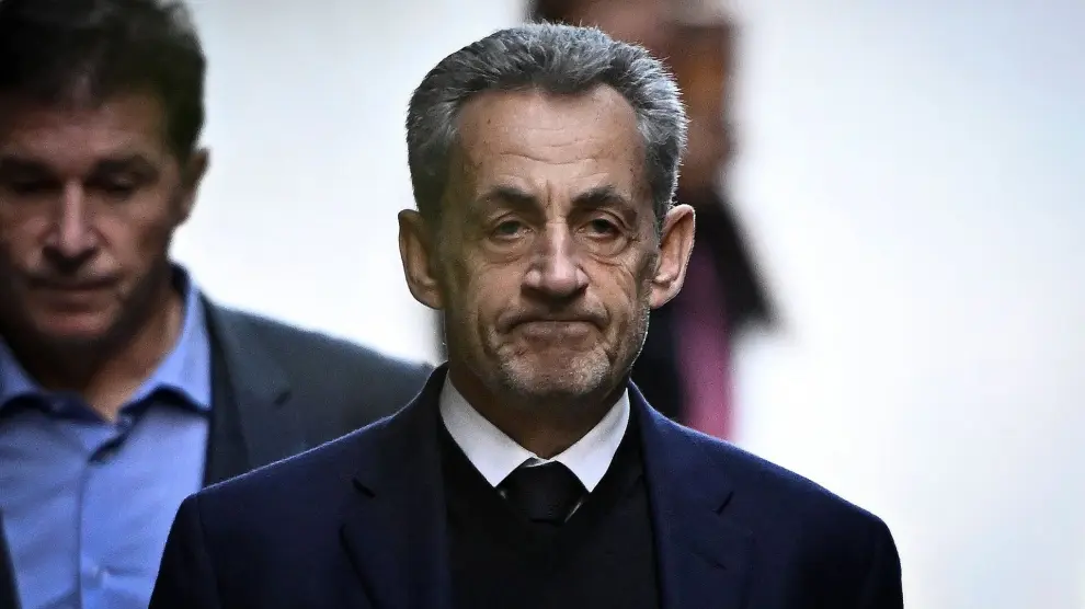 El expresidente francés Nicolas Sarkozy sale de su residencia para presentarse en la prisión de La Santé, donde fue condenado a cinco años de prisión