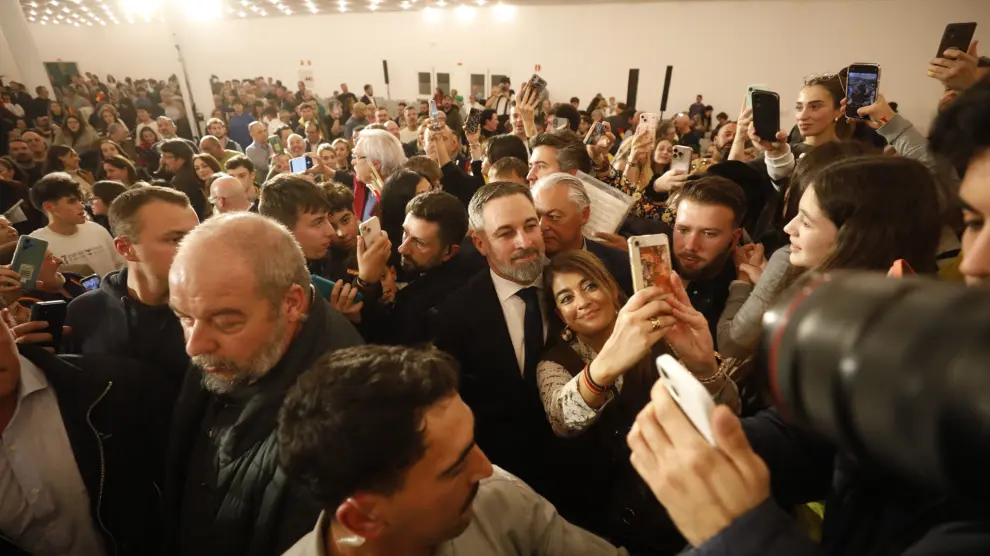 Abascal en Zaragoza: "Azcón se piensa que nos puede chulear, pedimos  respeto"