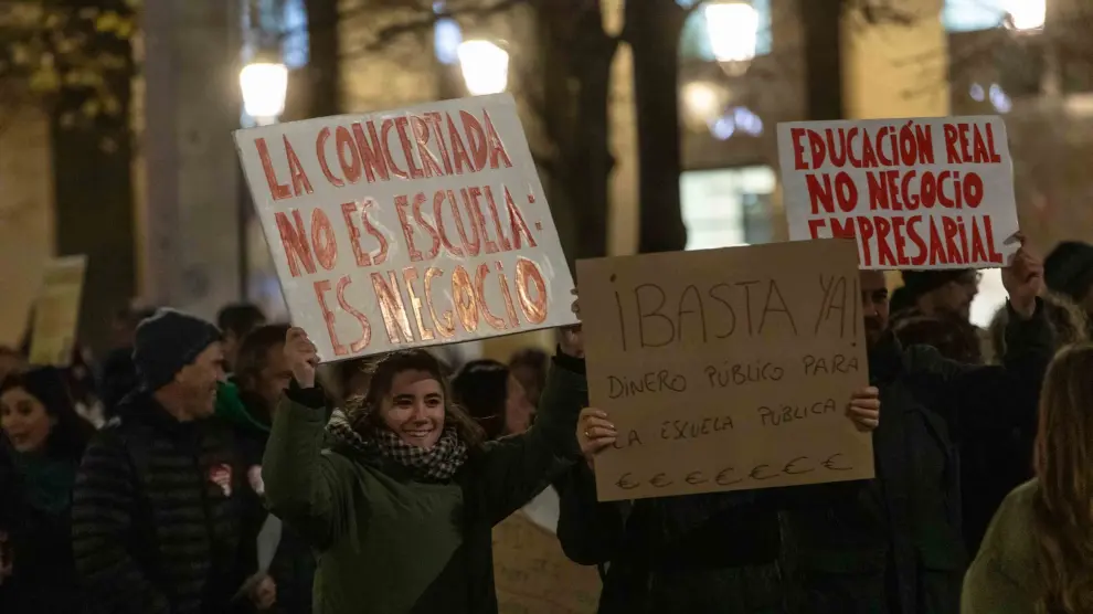 Manifestación en defensa de la escuela pública por el paseo de la Independencia de Zaragoza, este miércoles por la tarde.