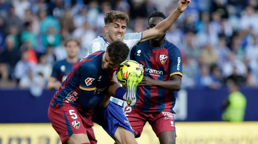 El Málaga hunde más a la SD Huesca y deja a Bolo al borde del cese (5-3)
