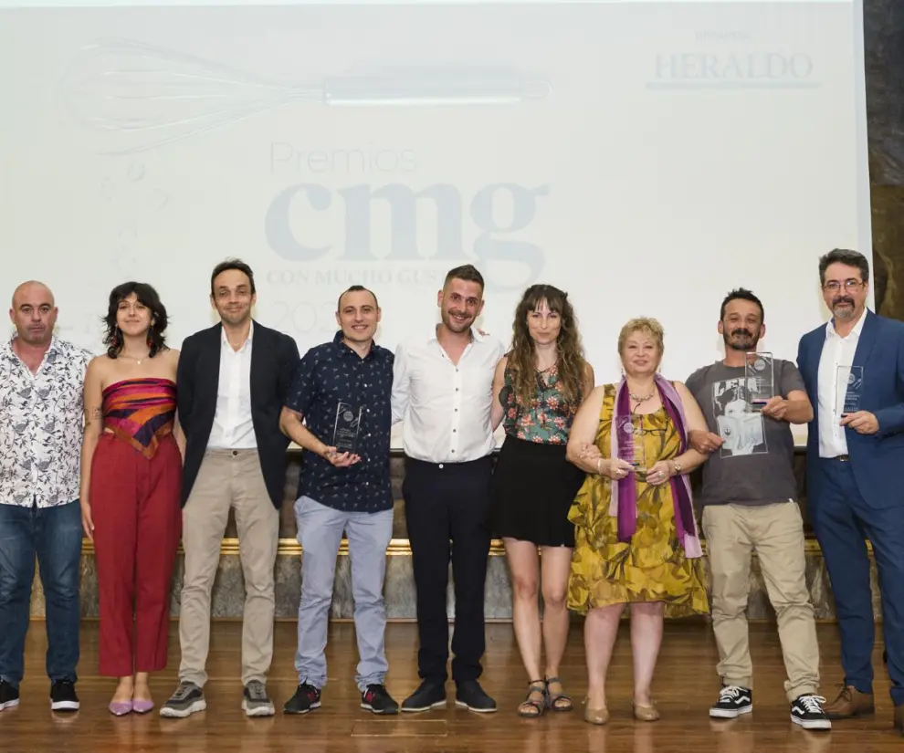 Los premiados posaron tras la entrega de los galardones en el salón de actos de Caja Rural de Aragón.