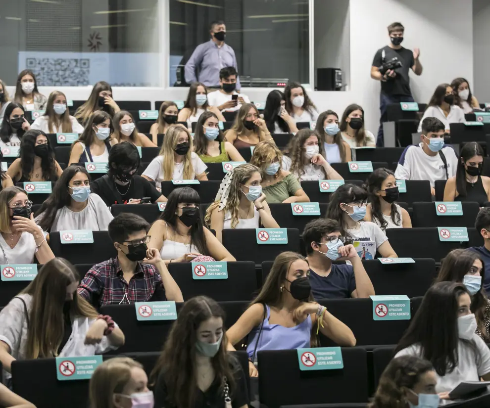 Alumnos atienden en el inicio del curso universitario 2021-2022 de la Universidad San Jorge.
