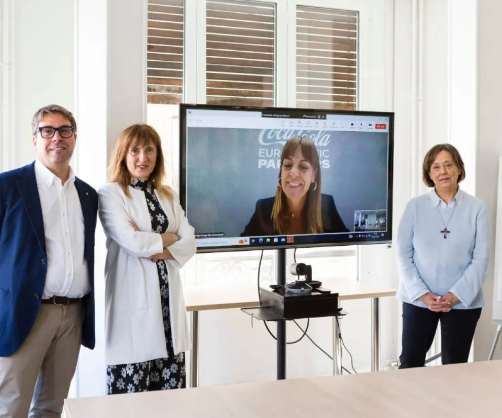 De izquierda a derecha: Héctor Benito, Ana Cristina Fraile, Inés Jáuregui (conectada por videollamada) y Mari Luz Ruberte, antes de iniciar el debate.