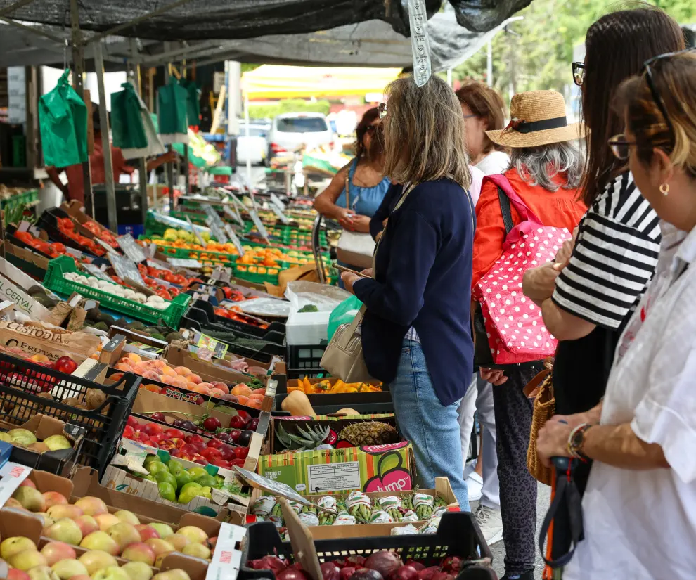 Varias personas esperan en un mercado de la Comunidad de Madrid, a 12 de junio de 2024, en Madrid (España). El Gobierno ha afirmado hoy que su intención es prorrogar la rebaja del IVA a algunos alimentos que finaliza el próximo 30 de junio porque sus precios siguen siendo altos...12 JUNIO 2024;MADRID;GOBIERNO;IVA;ALIMENTOS..Marta Fernández Jara / Europa Press..12/06/2024 [[[EP]]]