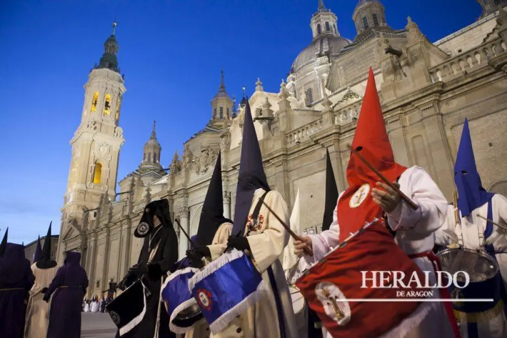 Procesión del pregón de Semana Santa el 28 de marzo de 2015 en la plaza del Pilar de Zaragoza.