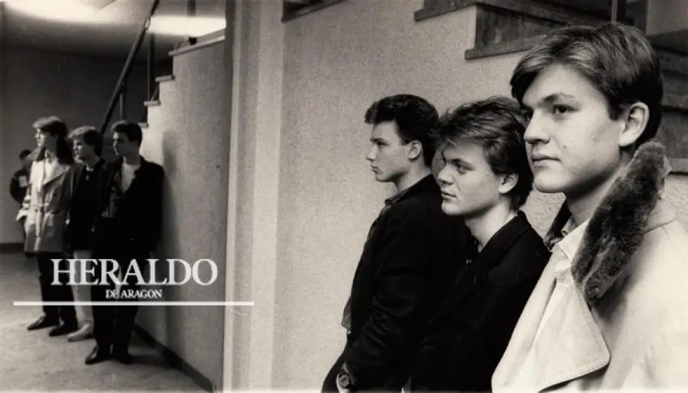 El 10 de marzo de 1985 Héroes del Silencio ofreció su primer concierto en las matinales del Cine Pax en Zaragoza. En la fotografía, unos jóvenes Enrique Bunbury y los hermanos Pedro y Juan Valdivia. Comienza la leyenda.