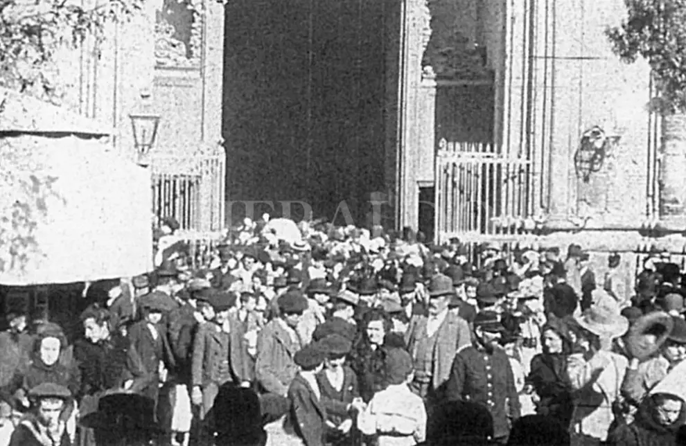 Rodaje de 'Salida de misa de 12 del Pilar 'en Zaragoza del pionero del cine español, el zaragozano Eduardo Jimeno Correas el 5 de noviembre de 1899