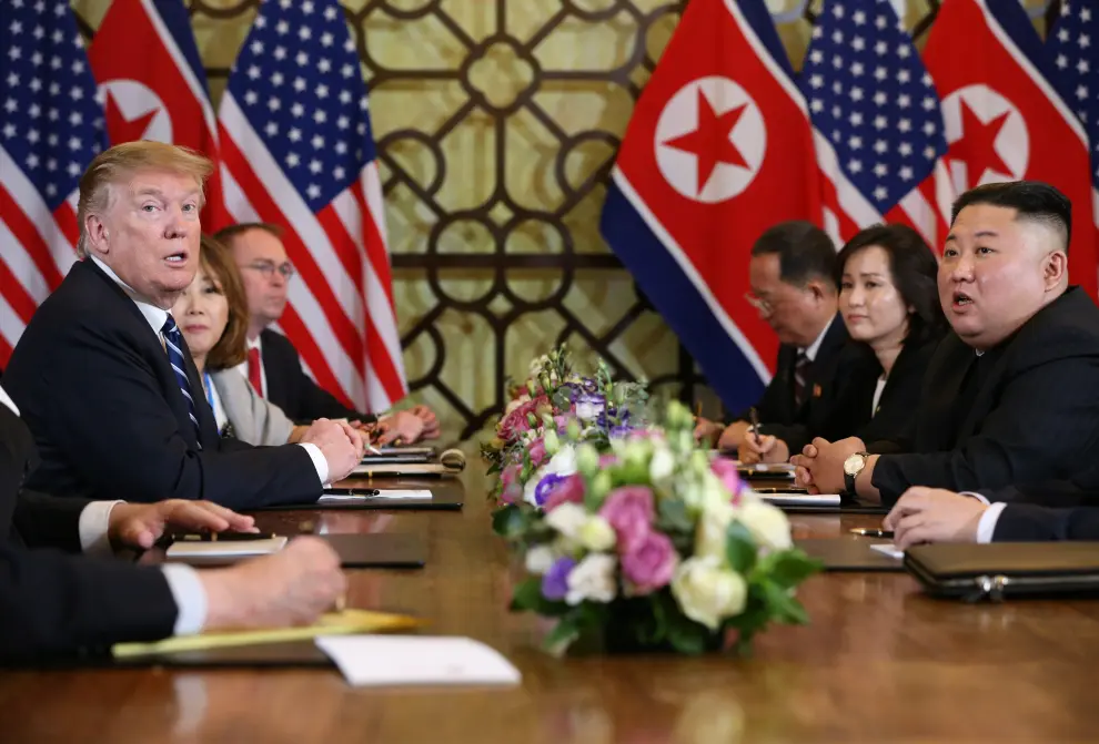 North Korea's leader Kim Jong Un and U.S. President Donald Trump attend the extended bilateral meeting in the Metropole hotel with U.S. Secretary of State Mike Pompeo, White House national security adviser John Bolton, acting White House Chief of Staff Mick Mulvaney, North Korean Foreign Minister Ri Yong Ho and Kim Yong Chol, Vice Chairman of the North Korean Workers' Party Committee, during the second North Korea-U.S. summit in Hanoi, Vietnam February 28, 2019. REUTERS/Leah Millis [[[REUTERS VOCENTO]]] NORTHKOREA-USA/