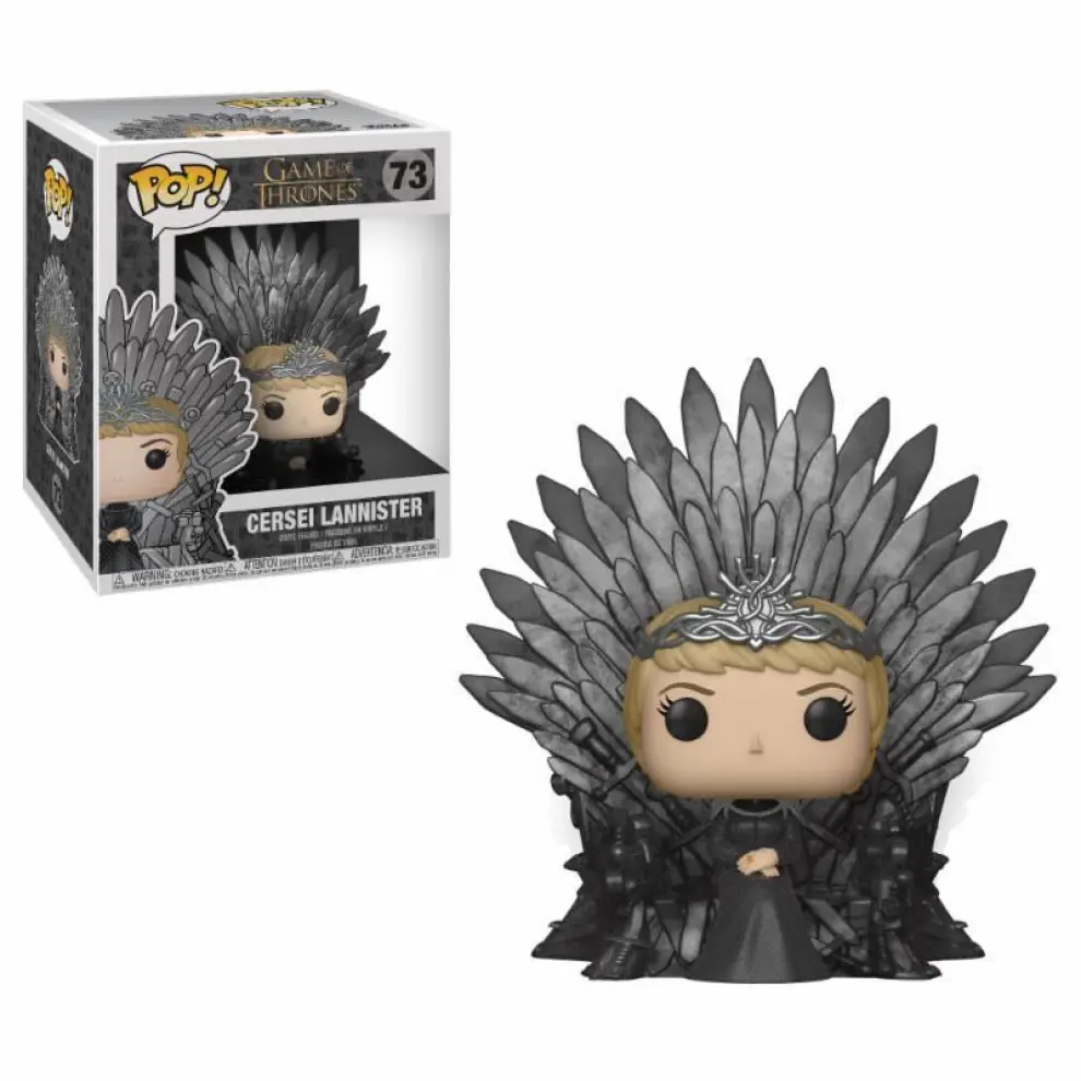 Cercei Lannister, sentada en el trono.
