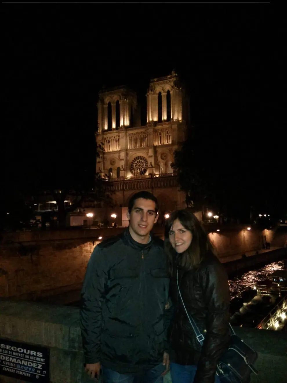 María y su pareja, ambos enfermeros emigrados en París, en Notre Dame hace seis años.