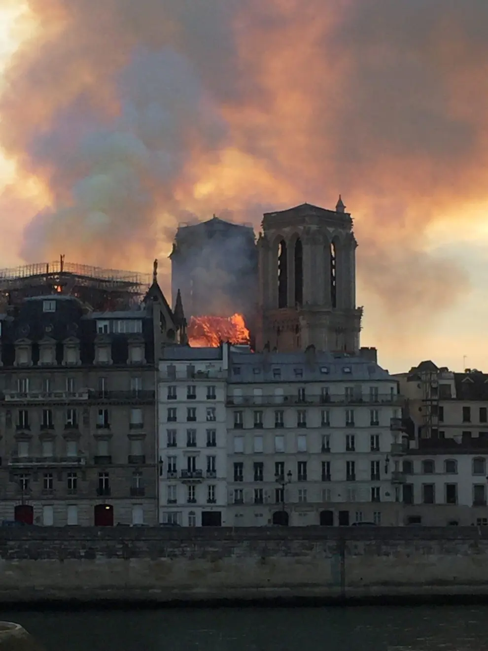 Se hunde la aguja de la catedral de Notre Dame a causa del incendio.