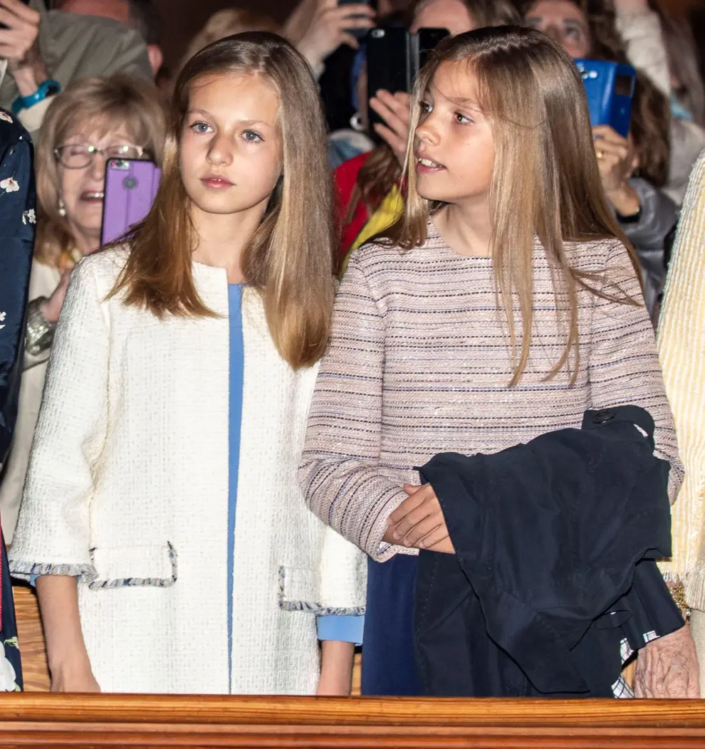 Los Reyes Felipe y Letizia, junto a sus hijas y doña Sofía, han asistido este domingo a la misa de Domingo de Pascua en la catedral de Palma.