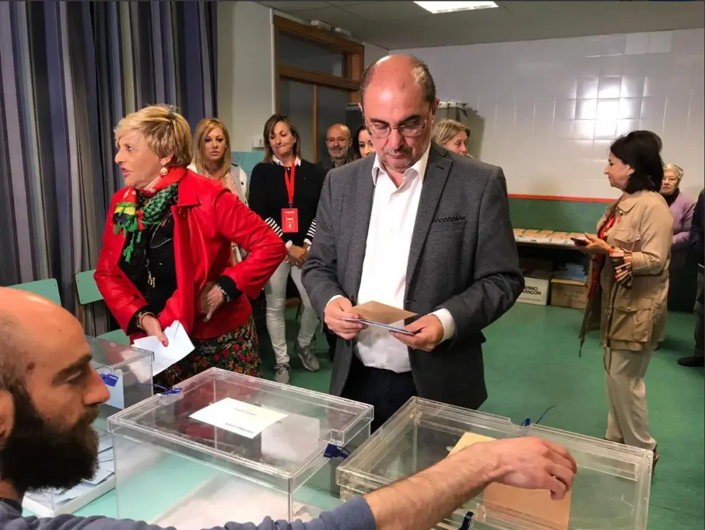 Javier Lambán votando en su colegio electoral en Ejea de los Caballeros.