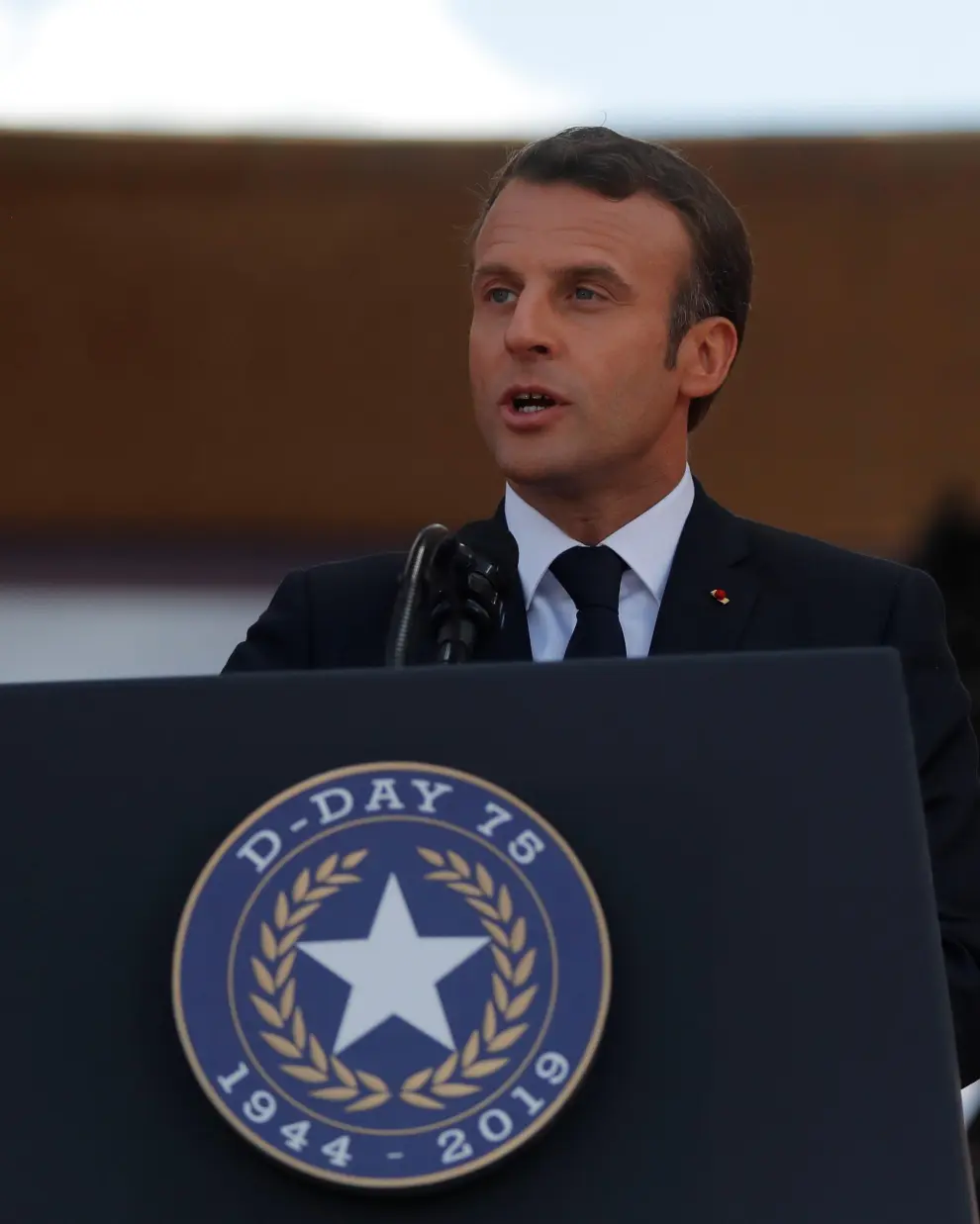 French President Emmanuel Macron delivers a speech during the commemoration ceremony for the 75th anniversary of D-Day at the American cemetery of Colleville-sur-Mer in Normandy, France, June 6, 2019. REUTERS/Carlos Barria [[[REUTERS VOCENTO]]] DDAY-ANNIVERSARY/USA-TRUMP-MACRON