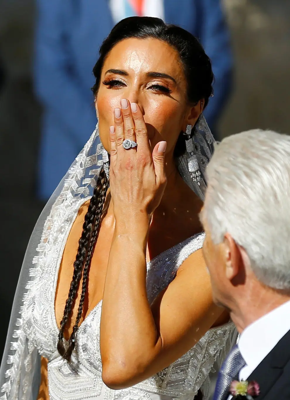 Real Madrid captain Sergio Ramos and his wife Pilar Rubio kiss after their wedding at the cathedral in Seville, Spain June 15, 2019. REUTERS/Marcelo del Pozo [[[REUTERS VOCENTO]]] SOCCER-SPAIN/RAMOS-WEDDING