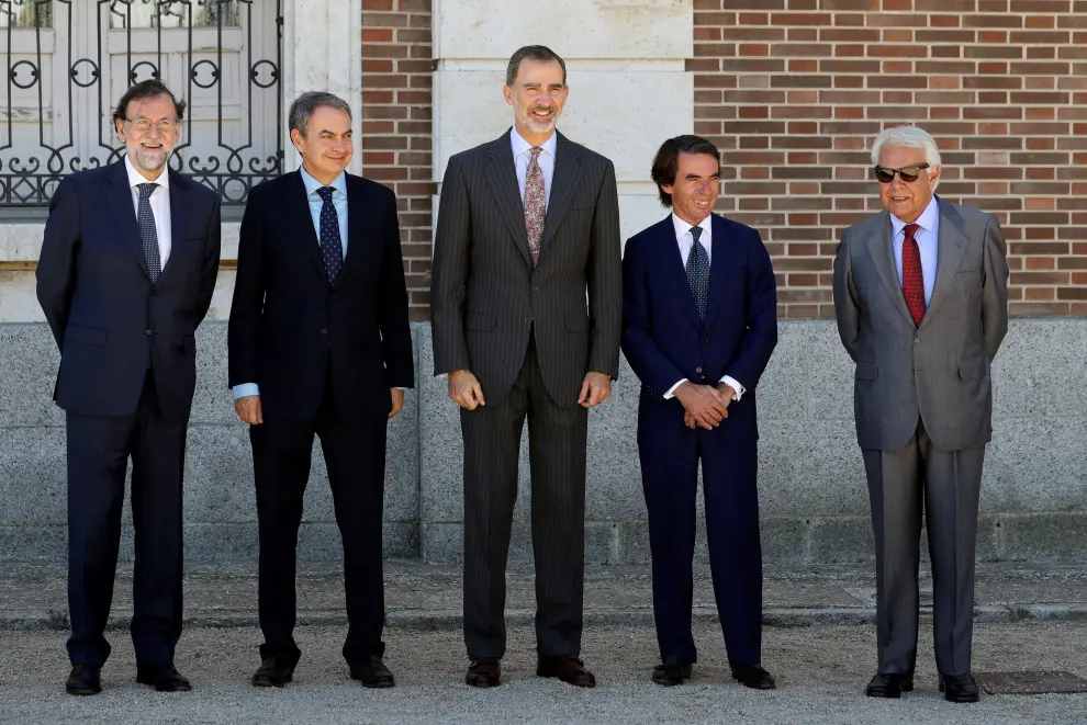 El Rey, con los expresidentes Rajoy, Zapatero, Aznar y González.