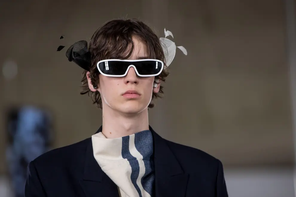 Paris (France), 22/06/2019.- A model presents a creation from the Spring/Summer 2020 Men's collection by British designer Jonathan Anderson for Loewe during the Paris Fashion Week, in Paris, France, 22 June 2019. The presentation of the Spring/Summer 2020 menswear collections runs from 18 to 23 June. (Moda, Francia) EFE/EPA/CHRISTOPHE PETIT TESSON Loewe - Runway - Paris Men's Fashion Week S/S 2020