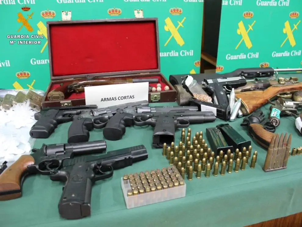 Drogas, armas, joyas y otros objetos intervenidos por la Guardia Civil durante los registros de la operación Boxeo