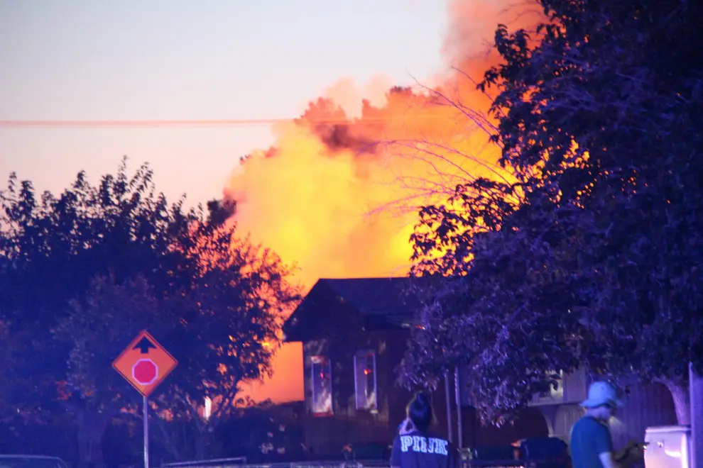 Una casa arde a consecuencia del terremoto en California