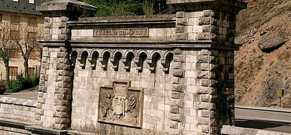 Es escudo franquista del túnel ferroviario del Somport, antes de ser retirado.