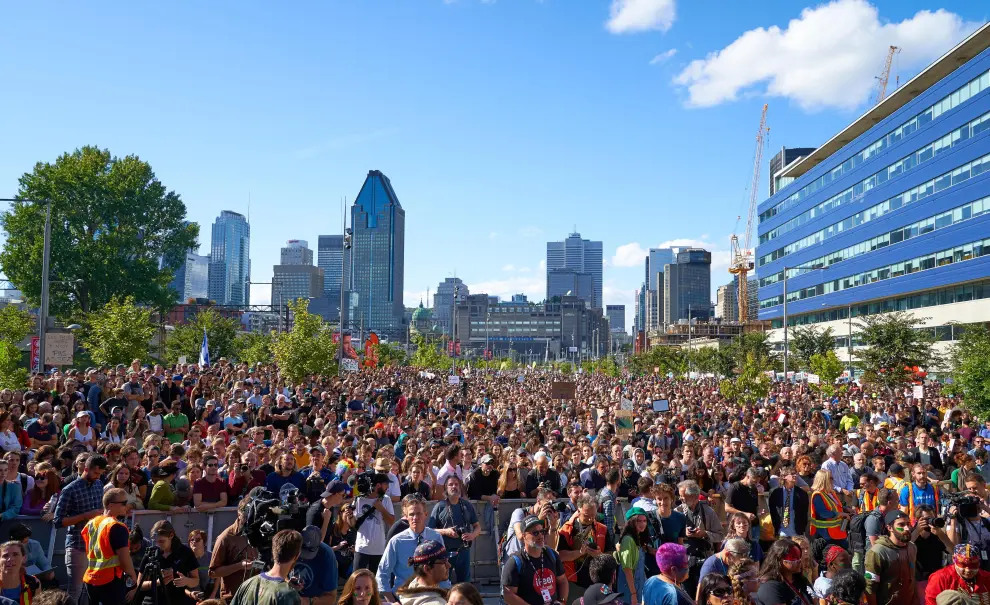 Montreal (Canada), 27/09/2019.- More than 500,000 people including Swedish sixteen-year-old climate activist Greta Thunberg (C) participate in the climate strike in Montreal, Quebec, Canada, 27 September 2019. Thunberg participated in several climate events in Montreal, continuing a month-long series of climate-related appearances in the US and Canada which began with her sailing from England to New York in late August. (Nueva York) EFE/EPA/VALERIE BLUM Greta Thunberg participates in climate rally