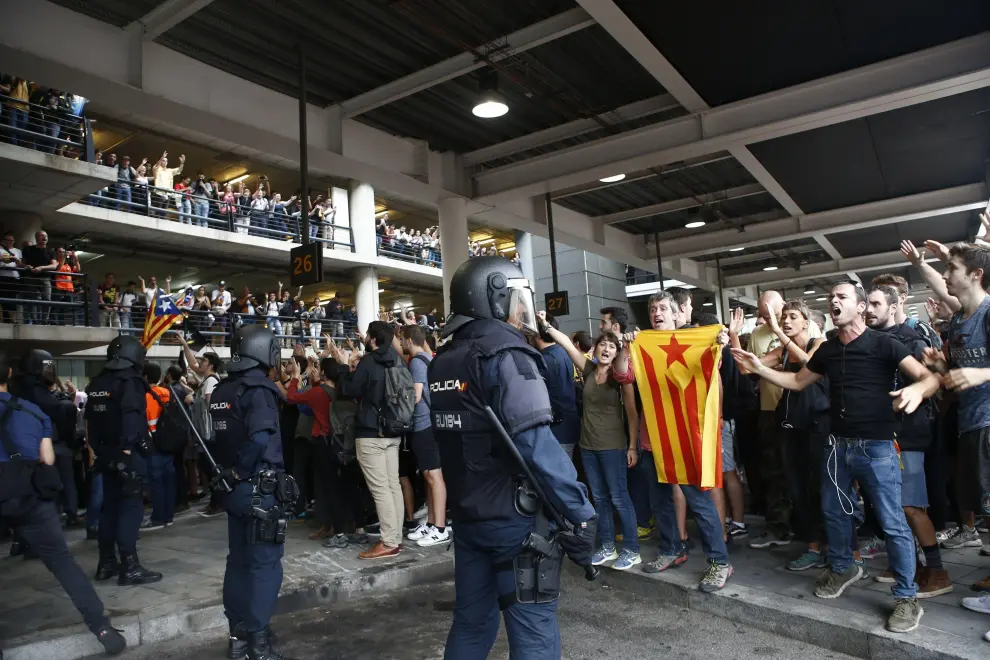 Un grupo de antidisturbios contiene a los manifestantes en EL Prat.