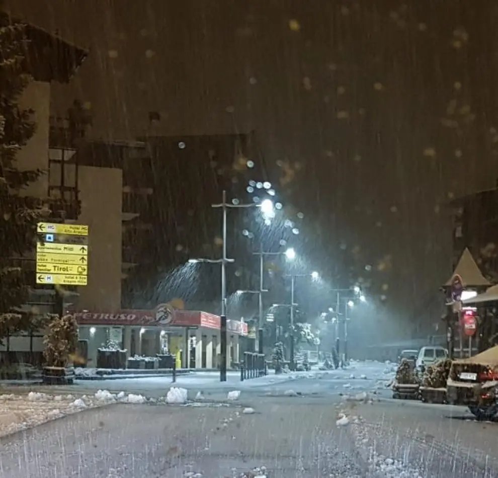 La urbanización de Formigal, nevada, en la noche de este martes