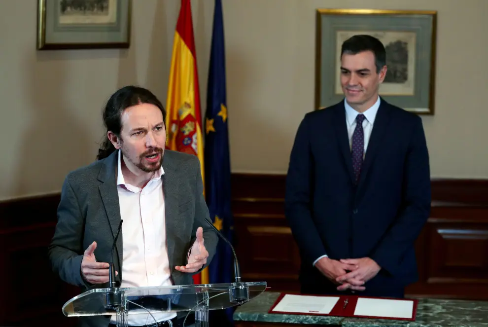 Spanish acting Prime Minister Pedro Sanchez and Unidas Podemos (Together We Can) leader Pablo Iglesias sign a coalition agreement during a news conference at Spain's Parliament in Madrid, Spain, November 12, 2019. REUTERS/Sergio Perez [[[REUTERS VOCENTO]]] SPAIN-ELECTION/
