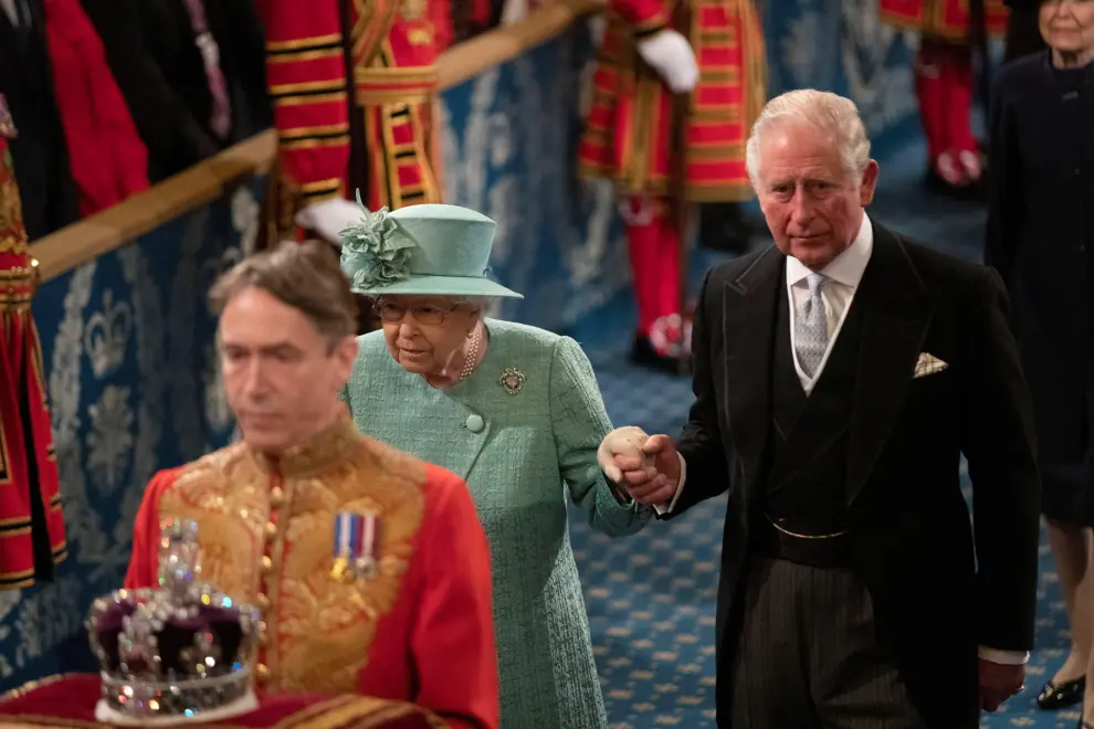 Isabel II, junto a su hijo, el príncipe Carlos, a su llegada al tradicional Discurso de la Reina.