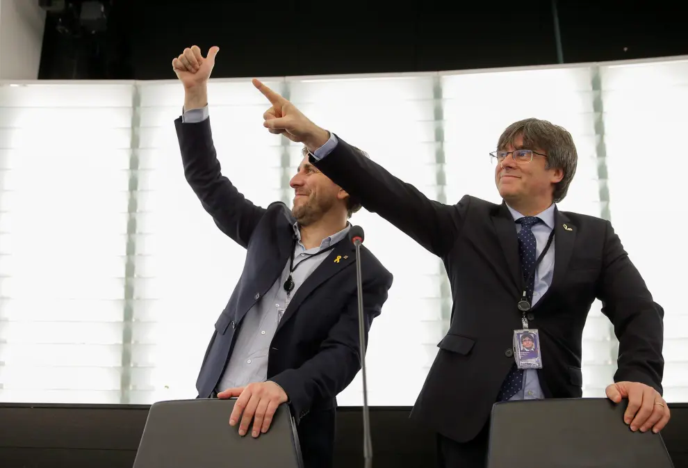Former members of the Catalan government Carles Puigdemont and Toni Comin gesture as they attend their first plenary session as members of the European Parliament in Strasbourg, France, January 13, 2020. REUTERS/Vincent Kessler [[[REUTERS VOCENTO]]] SPAIN-POLITICS/CATALONIA-EU