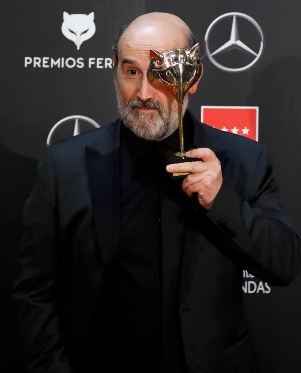 El actor Javier Cámara posa en la alfombra roja tras recoger su galardón al "Mejor Actor Protagonista" durante la gala de los Premios Feroz 2020