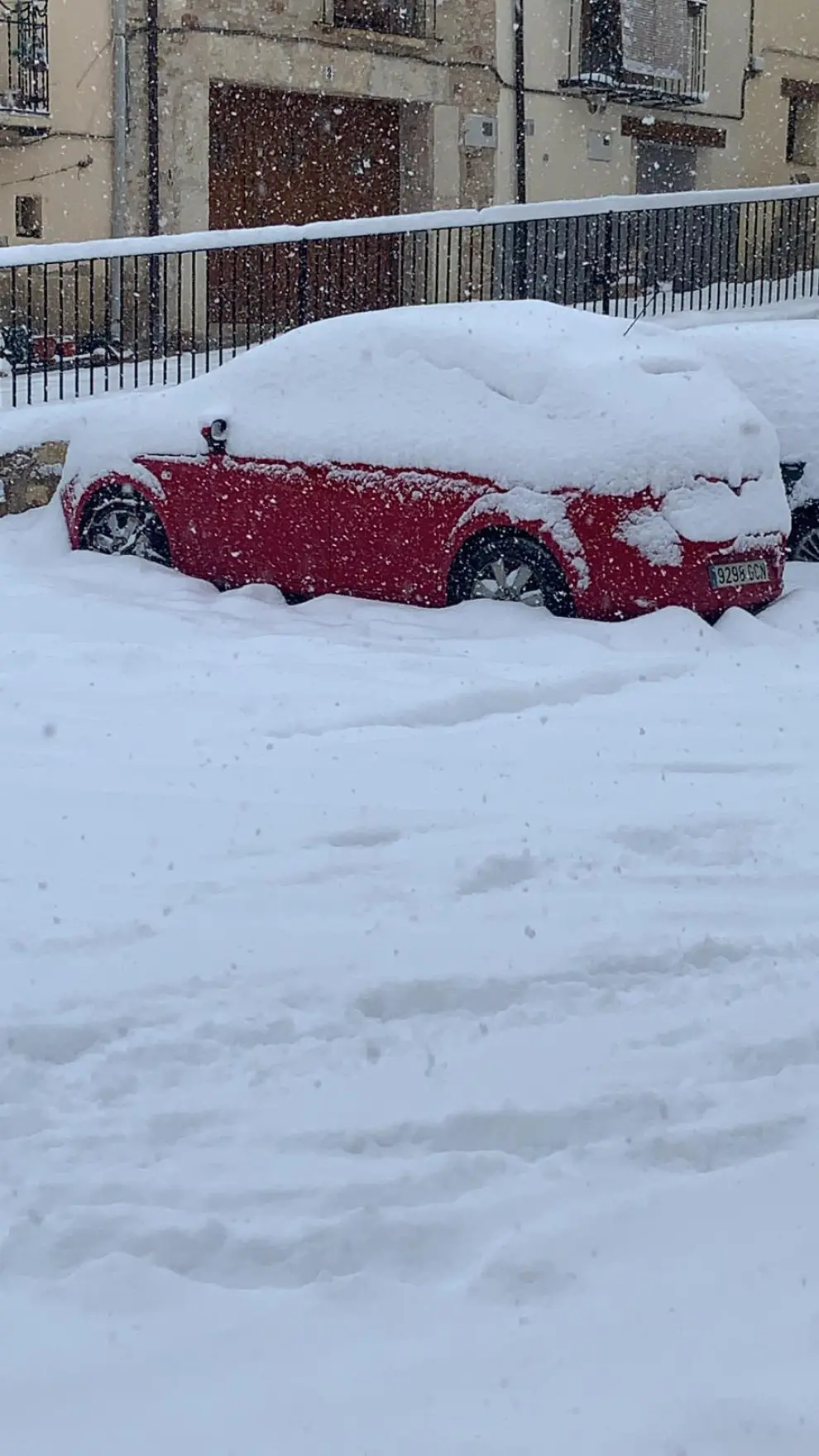 Más de medio centenar de vecinos y visitantes están aislados en Tronchón por la nieve desde el domingo