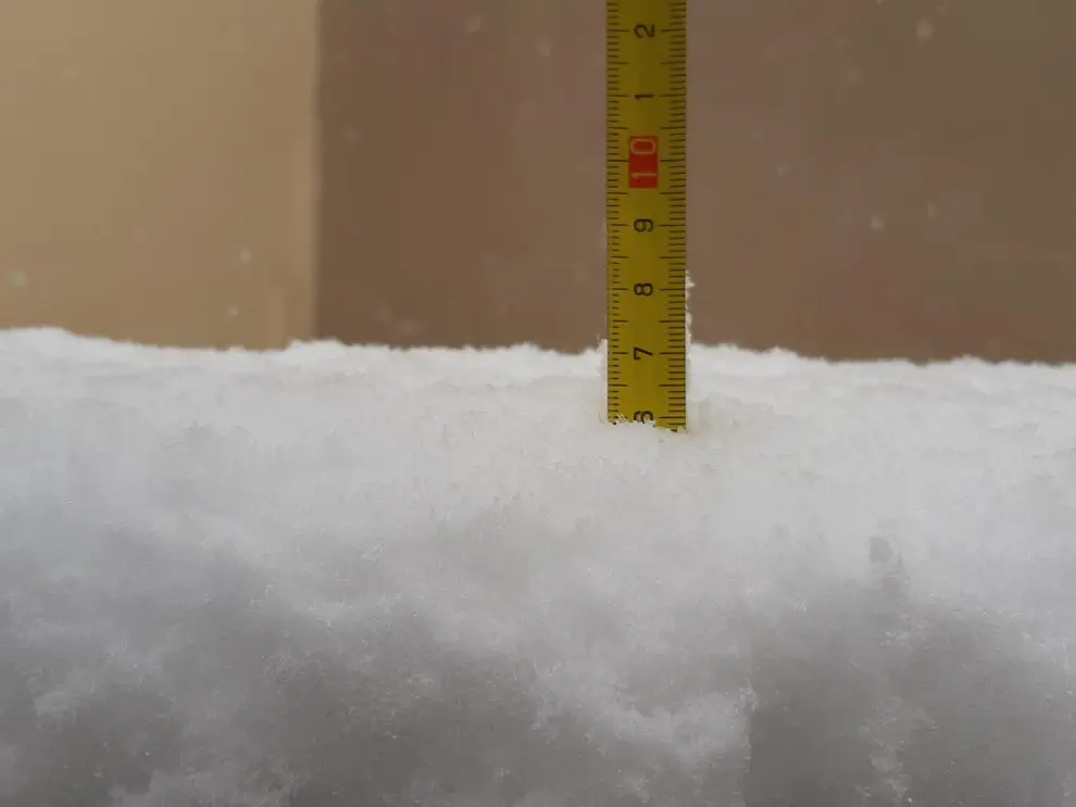 En Calanda (Teruel) se acumulan entre 6 y 7 cm de nieve por la borrasca Gloria.