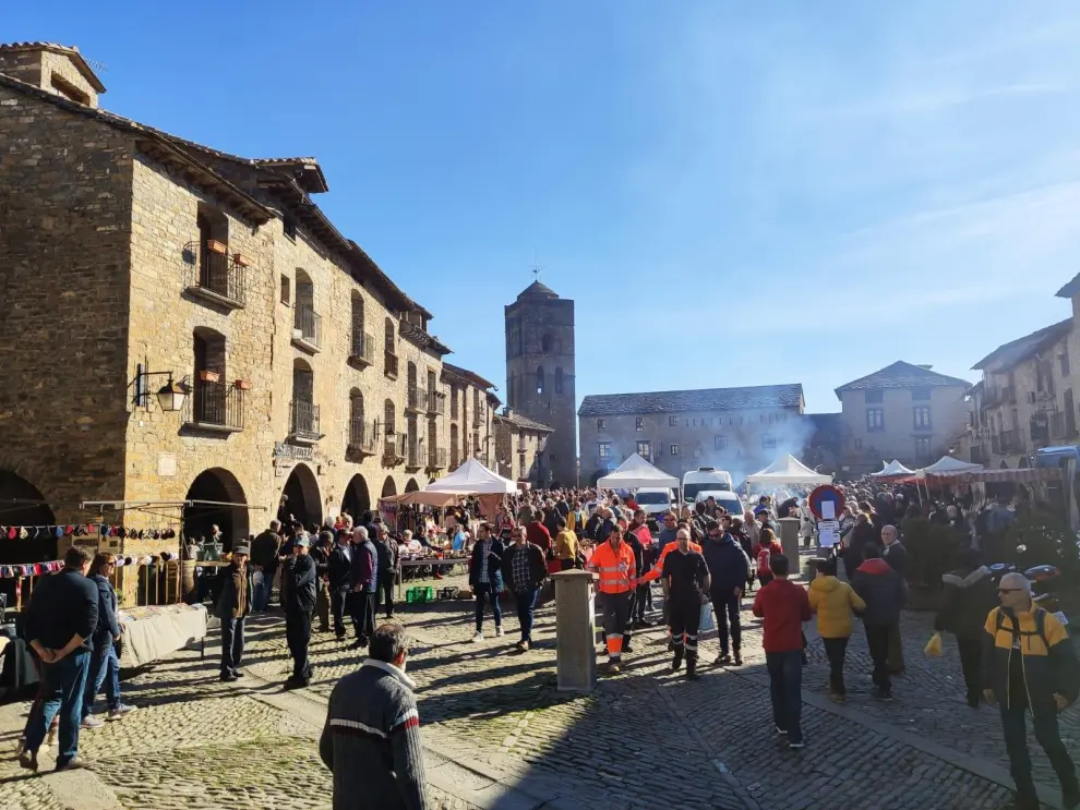 Más de 10.000 personas visitaron los puestos instalados en la plaza Mayor y el castillo.
