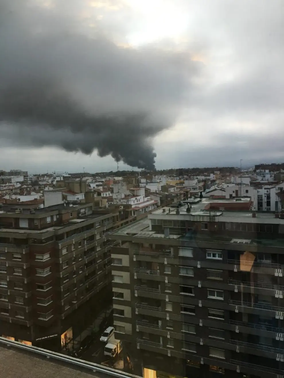 Un incendio en Zaragoza provoca una gran columna de humo