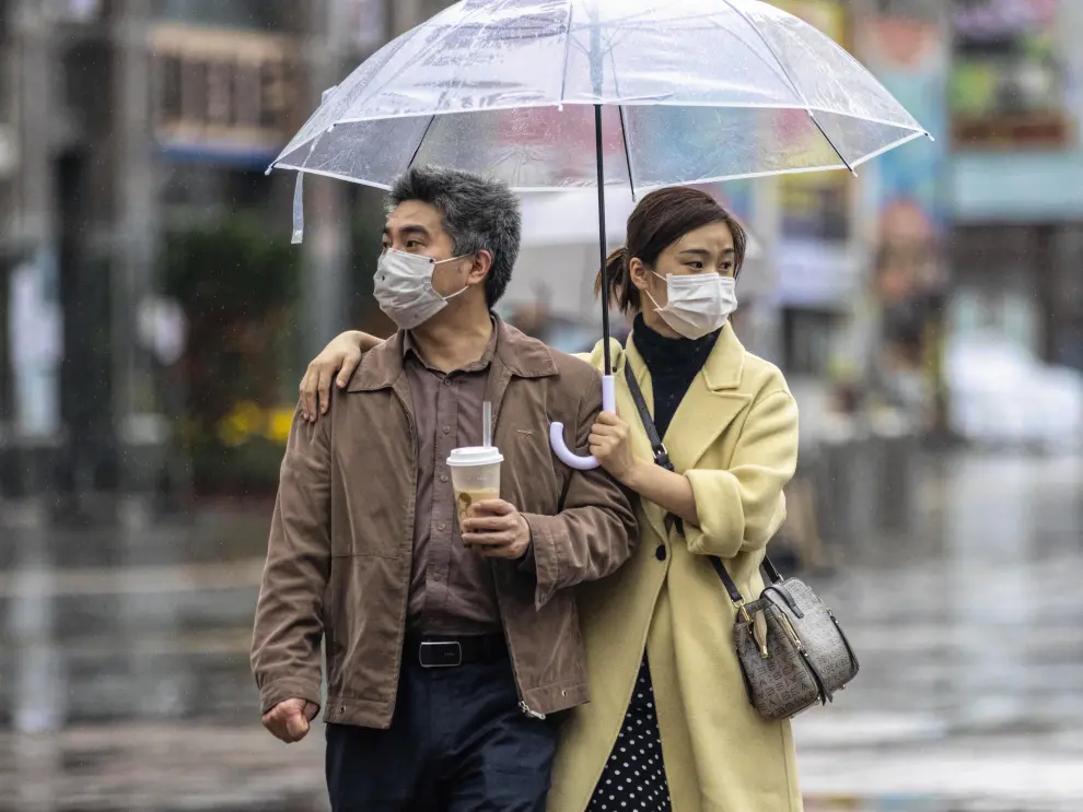 Una pareja pasea por una calle de la ciudad china de Guangzhou, el Día de San Valentín.