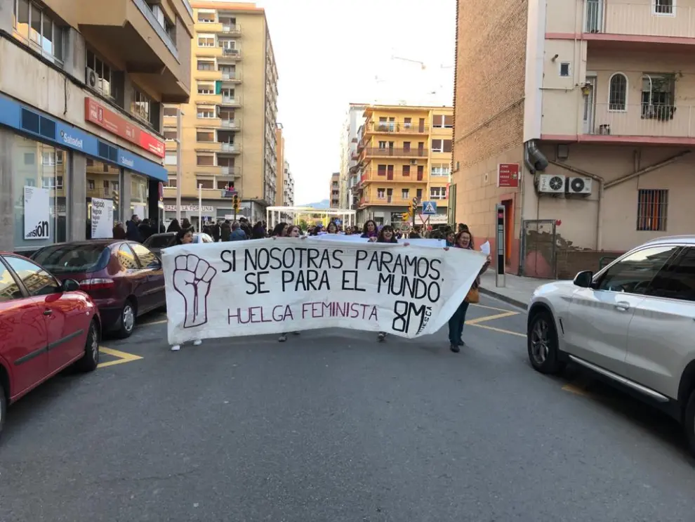 La pancarta de la cabeza de la manifestación de Huesca.