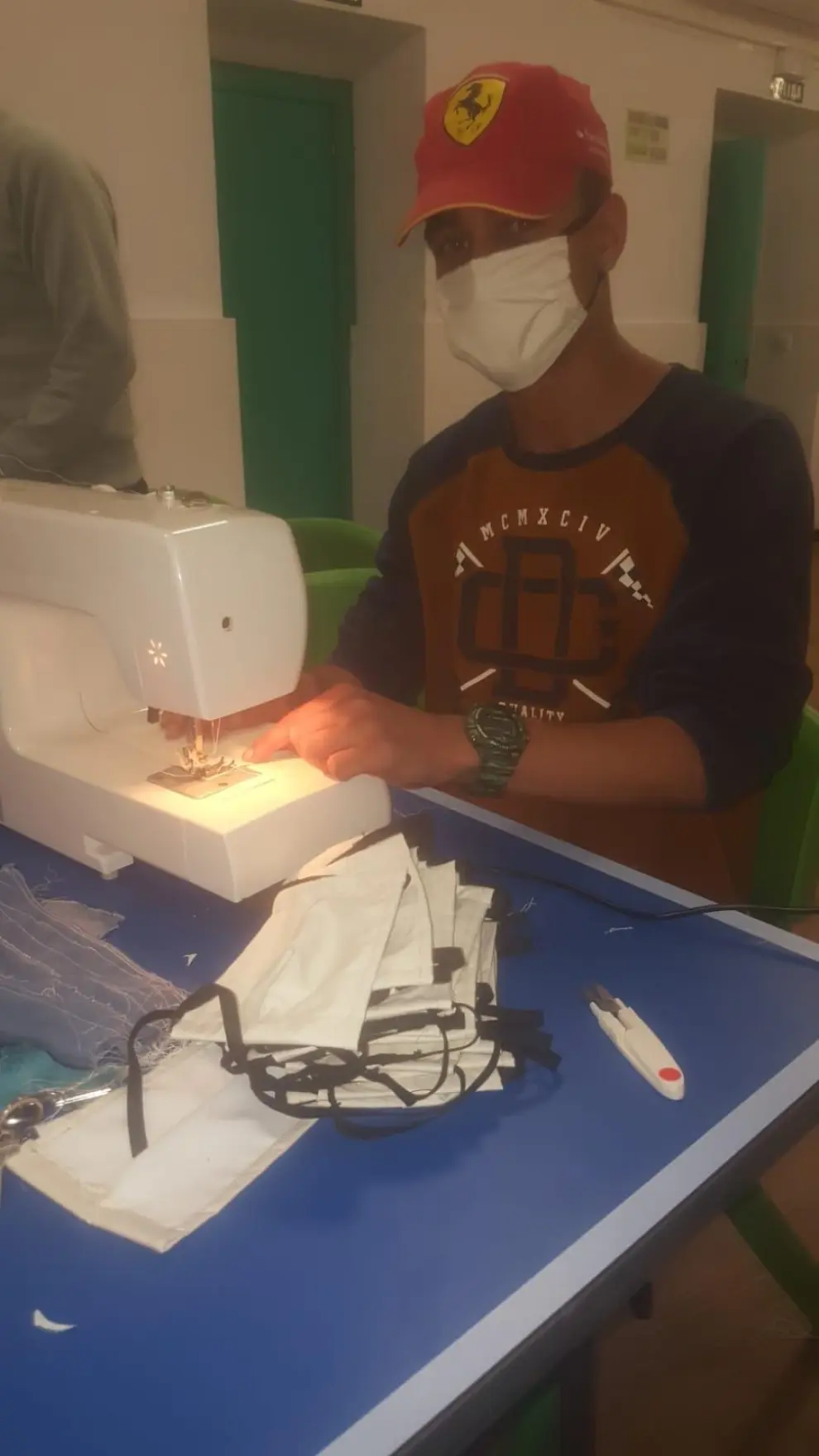 Los menores españoles y extranjeros de un centro que funciona en una localidad zaragozana han confeccionado un centenar de mascarillas y están empezando a hacer batas de plástico.
