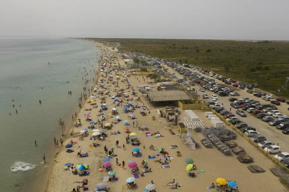 Beaches reopen to public in Greece