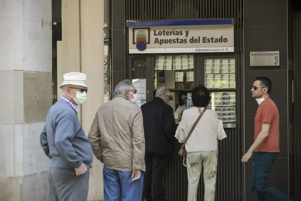 Afluencia en la reapertura de las administraciones de lotería, en Zaragoza.