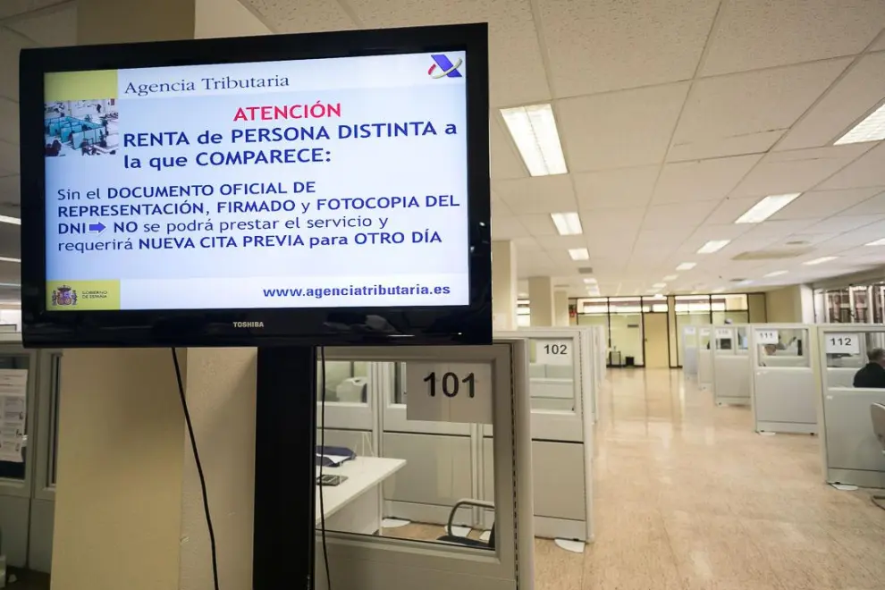 Primer día de confección de declaraciones de la Renta en Zaragoza.