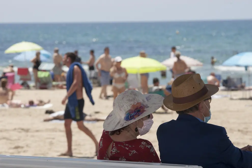 Control de aforo e informadores en los primeros días de playa en Salou, Cambrils o Comarruga.