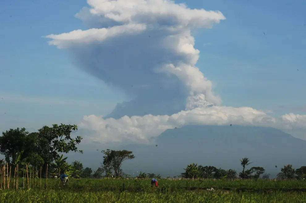 Doble erupción en el volcán Merapi, uno de los más activos de Indonesia.