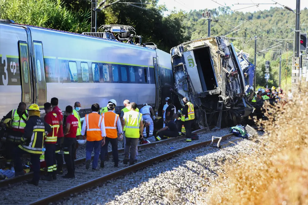 Soure (Portugal), 31/07/2020.- Rescue services at a site of a train crash in Soure, Coimbra, center of Portugal, 31 July 2020. According to reports 72 vehicles with 181 operational and and two planes are being mobilized for the crash site after a train derailed after a collision with maintenance machine leaving at least one person dead and about 50 other passengers injured. EFE/EPA/PAULO CUNHA Train crash in Soure