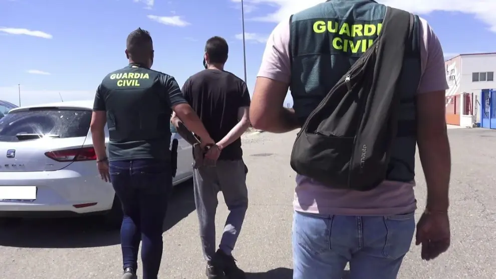 Agentes de la Guardia Civil, con uno de los detenidos por el intento de asesinato por encargo en La Muela