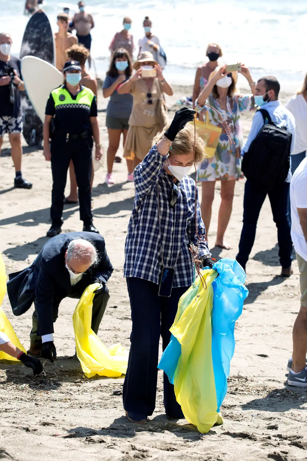 La reina Sofía participa en la limpieza de la playa del Rincón de La Victoria en Málaga