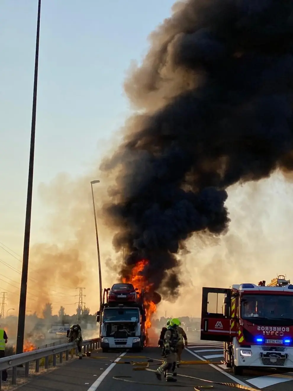 Un vehículo remolque porta-turismos nuevos ha ardido en la A-2 a la altura de Malpica