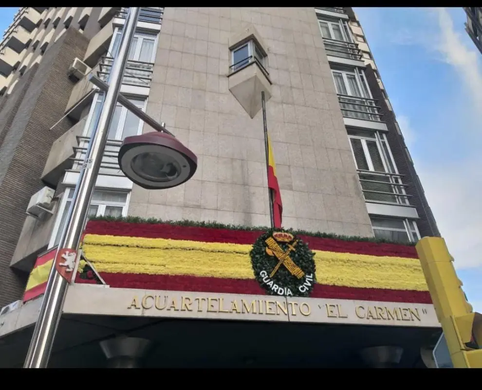 Así luce durante estos días el frontal de la Comandancia de la Guardia Civil en Zaragoza.